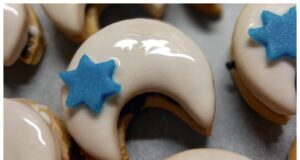 Medové měsíčky: Recept na tradiční vláčné vánoční cukroví s medem Medové měsíčky – tradiční vánoční cukroví s medem a perníkovou náplní