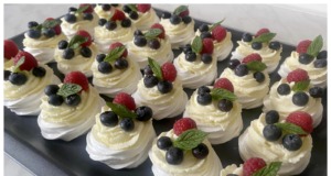 Mini Pavlova s lesními plody a lahodným krémem