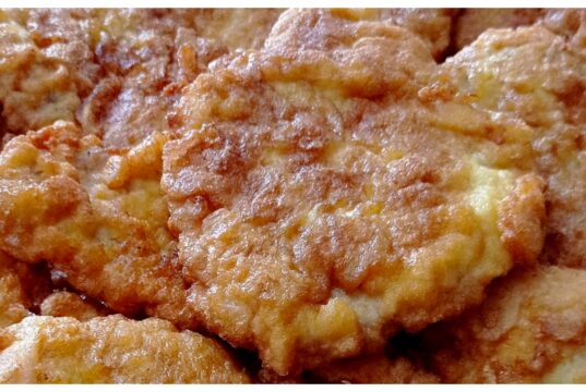 Obrácené řízky se slaninou a česnekem: Recept na nejšťavnatější maso z trouby!