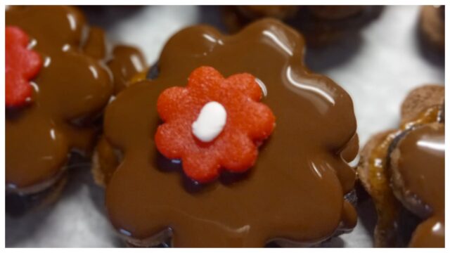 Ořechové květy – luxusní vánoční cukroví z pečeného i nepečeného těsta