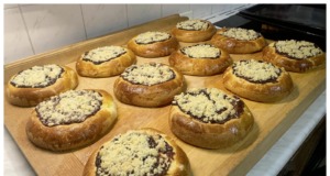 Poctivé domácí koláče s tvarohem, povidly a drobenkou: Tradiční recept na kynuté těsto Poctivé domácí koláče s tvarohem a drobenkou