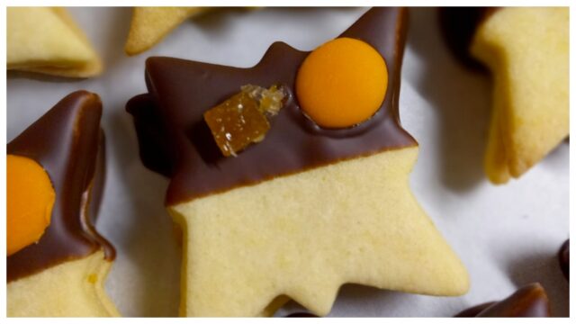 Pomerančové cukroví s marmeládou a čokoládou: Svěží vánoční klasika s citrusovým nádechem Pomerančové cukroví s marmeládou a čokoládou: Svěží vánoční klasika s citrusovým nádechem