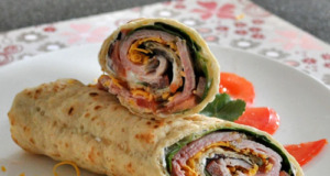 Jen málo ingrediencí, pár minut a skvělý Šunkový wrap se zeleninou a sýrem je na stole!