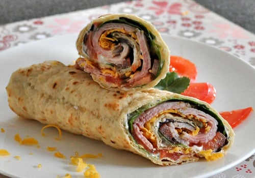 Jen málo ingrediencí, pár minut a skvělý Šunkový wrap se zeleninou a sýrem je na stole!