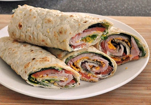 Jen málo ingrediencí, pár minut a skvělý Šunkový wrap se zeleninou a sýrem je na stole!