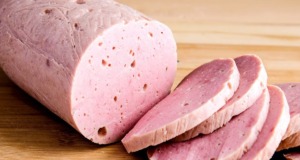 Domácí Parizér – mnohem chutnější a jemnější než z obchodu Domácí parizér - mnohem chutnější a jemnější než z obchodu