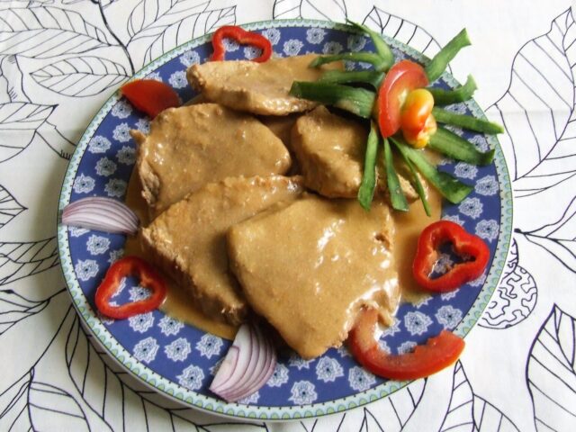 Vepřová kotleta v pivní hořčičné omáčce – rychlá a šťavnatá večeře z jednoho pekáče Vepřová kotleta v pivní hořčičné omáčce – rychlá a šťavnatá večeře z jednoho pekáče