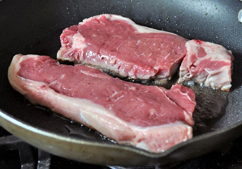 Hovězí steak se smetanovo-hořčicovou omáčkou - má jen 3 základní ingredience!