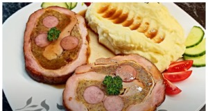 Plněná uzená roláda s bramborovou kaší Plněná uzená roláda s bramborovou kaší