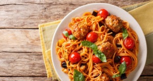 Špagety v rajčatové omáčce s masovými kuličkami: Jednoduchý a chutný recept