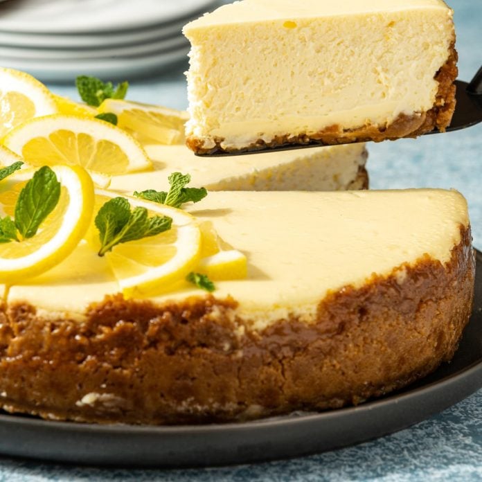 Oslnivý citronový cheesecake s mascarpone, tvarohem a řeckým jogurtem - osvěžující lahůdka!