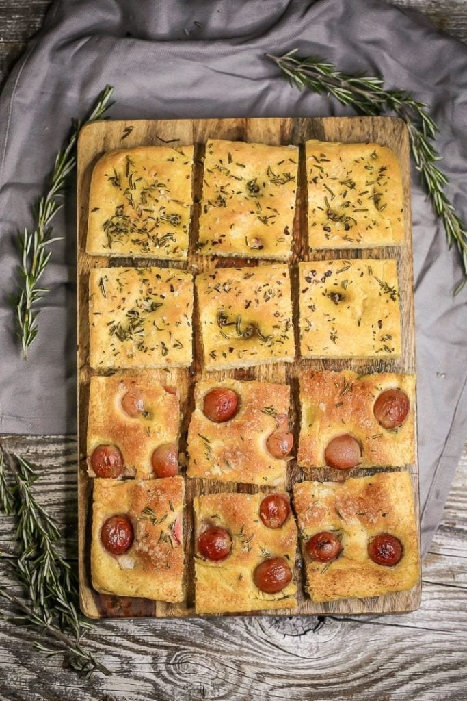 Domácí focaccia s olivami a aromatickými bylinkami: Recept pro gurmány