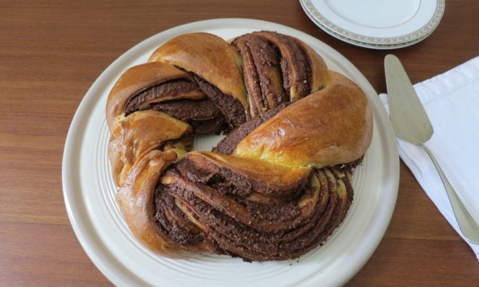 Voňavá lahůdka - Domácí čokoládový pletenec s ořechy - dokonalý!