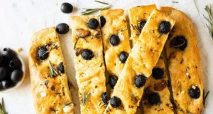 Domácí focaccia s olivami a aromatickými bylinkami: Recept pro gurmány