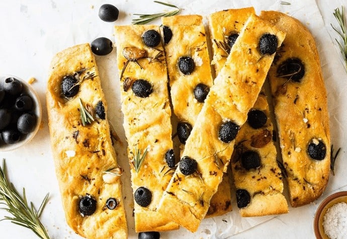 Domácí focaccia s olivami a aromatickými bylinkami: Recept pro gurmány