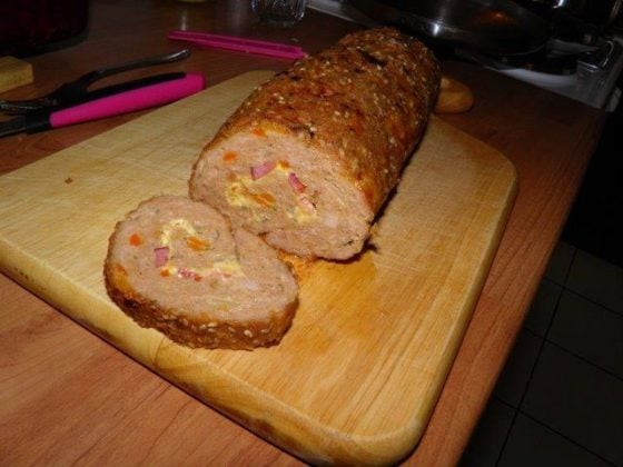 Roláda z mletého masa se slaninou a sýrem - recept i pro začátečníky