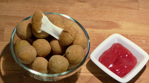 Nejlepší recept na smažené mini mozzarellové kuličky - nevytečou!