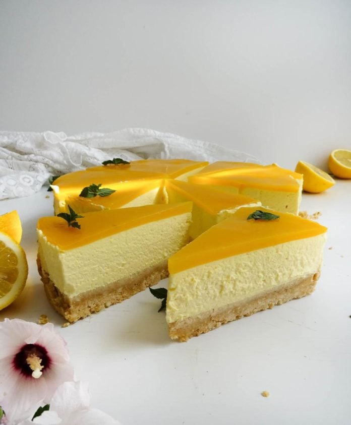 Recept na mangový cheesecake, který dokonale spojuje krémovou sladkost sýra s exotickou příchutí manga