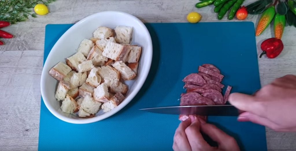 Starý chléb nevyhazujte: Zapečte si ho se šunkou a sýrem!