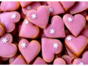 Růžová srdíčka s punčovou polevou: Jemné vánoční cukroví s malinovým nádechem Růžová srdíčka s punčovou polevou: Jemné vánoční cukroví s malinovým nádechem