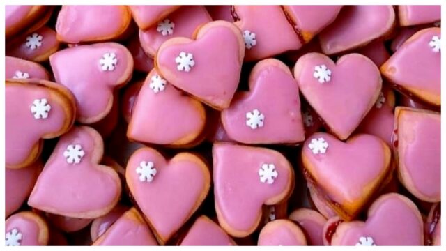 Růžová srdíčka s punčovou polevou: Jemné vánoční cukroví s malinovým nádechem Růžová srdíčka s punčovou polevou: Jemné vánoční cukroví s malinovým nádechem