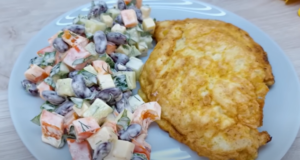 Vepřové řízky podávané s báječným barevným salátem z červených fazolí