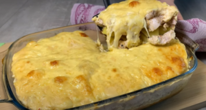 Zapečené brambory s kuřecími kousky, smetanovou omáčkou a sýrem v jedné míse