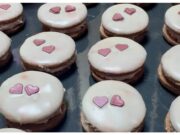 Tmavé dortíčky s rumovo-ořechovou náplní a čokoládou – luxusní vánoční cukroví Tmavé dortíčky s rumovo-ořechovou náplní a čokoládou – luxusní vánoční cukroví