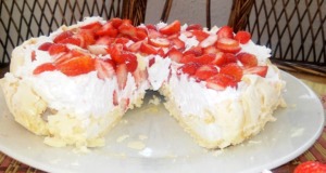 Dort Pavlova s mascarpone a jahodami – neodoláte!