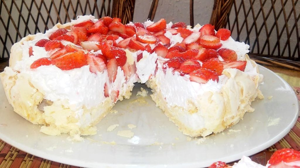 Dort Pavlova s mascarpone a jahodami - neodoláte!