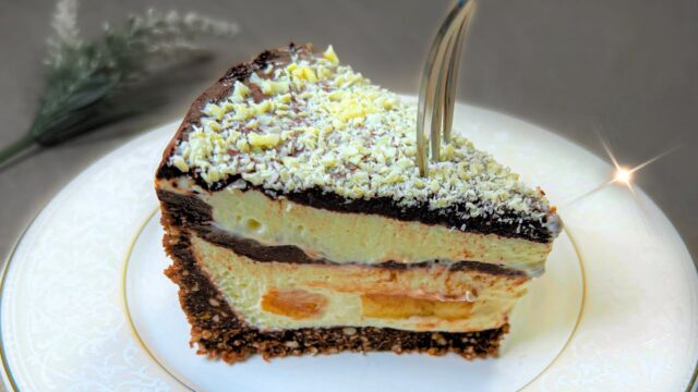 Arašídovo-sušenkový dort s tvarohem, banánem a čokoládou Arašídovo-sušenkový dort s tvarohem, banánem a čokoládou