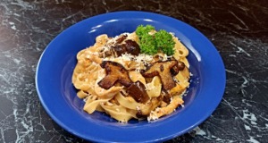 Tagliatelle s kuřecím masem a houbovou omáčkou Tagliatelle s kuřecím masem a houbovou omáčkou