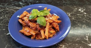 Penne s kuřecím masem a rajčatovou omáčkou Penne s kuřecím masem a rajčatovou omáčkou