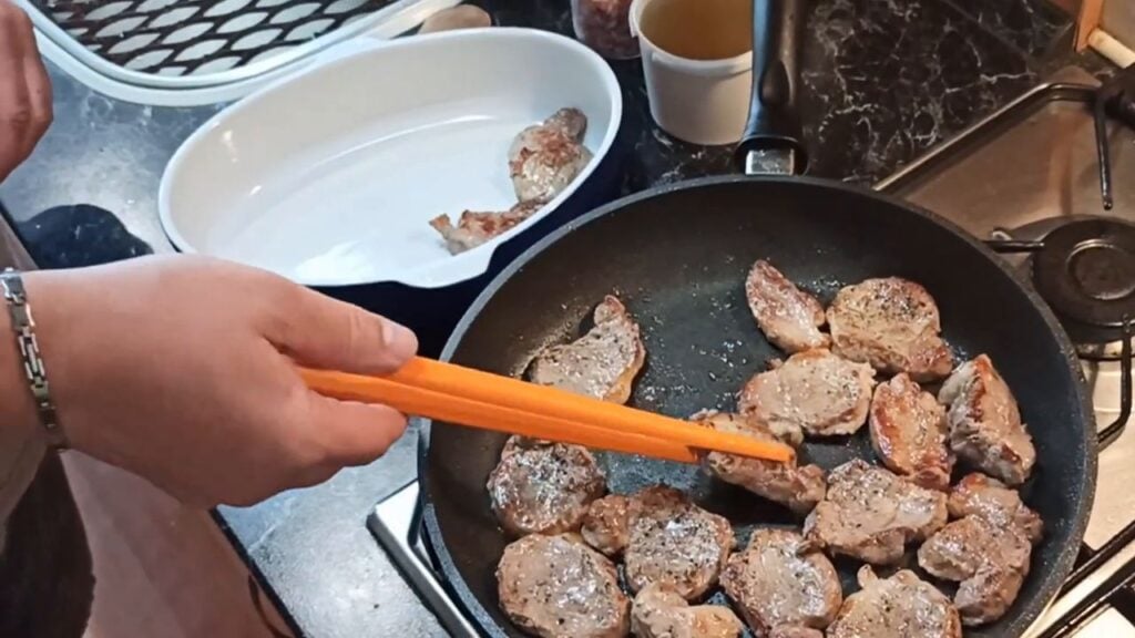 Vepřová panenka s hříbkovou omáčkou a hranolkami