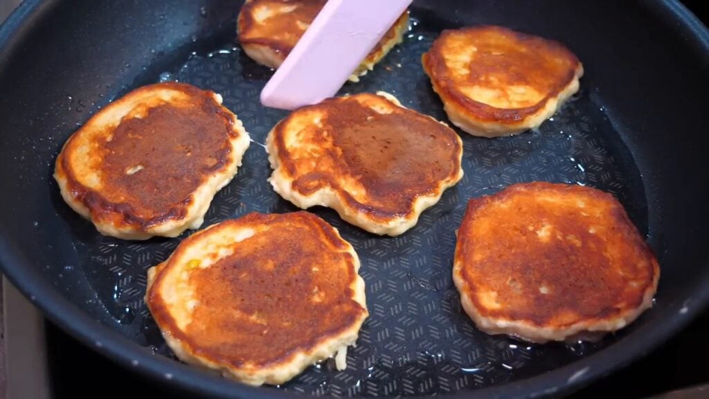 Šťavnaté jablečné placičky za 5 minut: Nejrychlejší a nejjednodušší recept na snídani