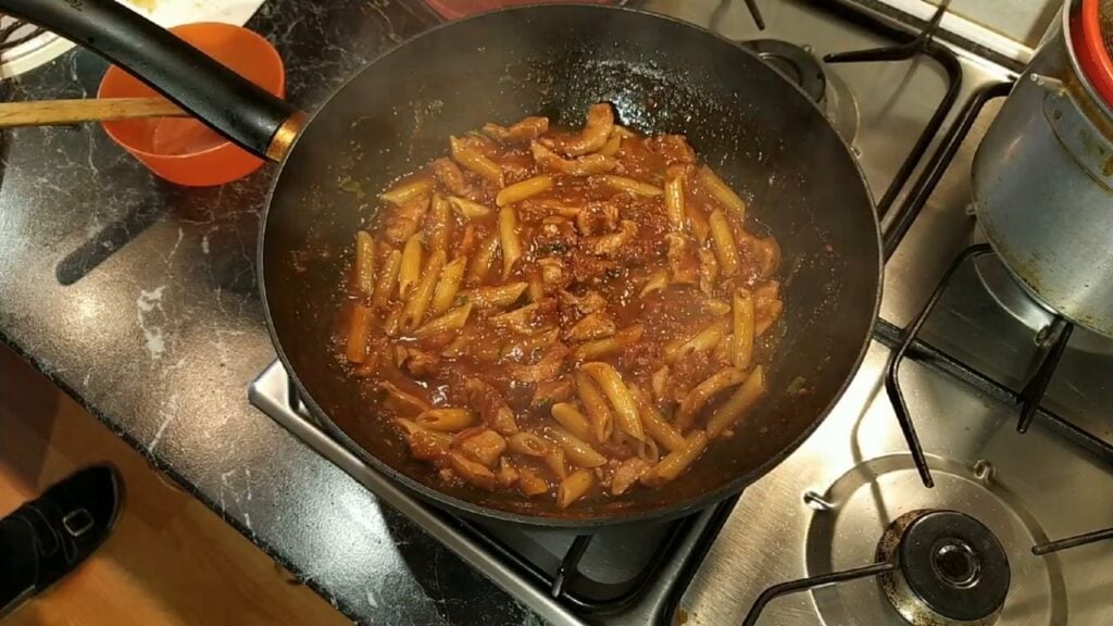 Penne s kuřecím masem a rajčatovou omáčkou