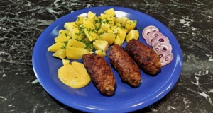 Čevabčiči s bramborem a oblohou Čevabčiči s bramborem a oblohou