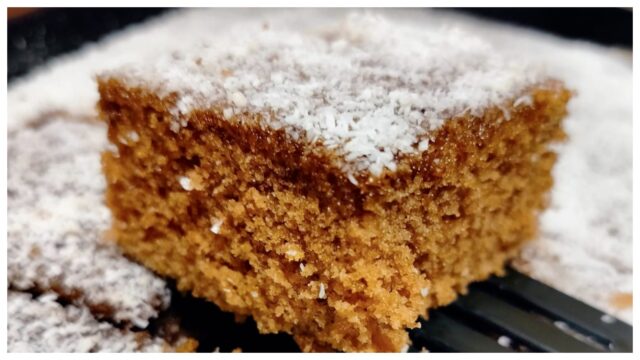 Rychlý kokosový koláč z hrníčku podle maminky – vláčný a jednoduchý recept