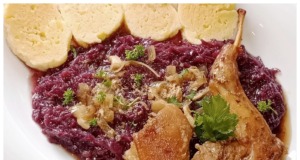 Králík na černém pivu s hlávkovým zelím a domácími bramborovými knedlíky Králík na černém pivu s hlávkovým zelím a domácími bramborovými knedlíky