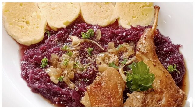 Králík na černém pivu s hlávkovým zelím a domácími bramborovými knedlíky