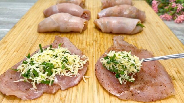 Zapečené kuřecí rolky plněné sýrem a petrželkou s bramborami na jednom plechu Zapečené kuřecí rolky plněné sýrem a petrželkou s bramborami na jednom plechu