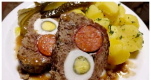 Plněná sekaná s vejci, párkem, okurkami a bramborami Plněná sekaná s vejci, párkem, okurkami a bramborami