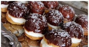 Plněné koblihy s mascarpone a čokoládovou polevou