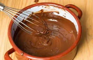 Recept na skvělou čokoládovou polevu, která dokonale dochutí vaše cukroví Nejlahodnější čokoládová poleva na cukroví | Prima Inspirace