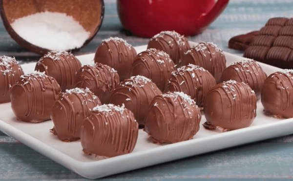 Kokosovo-mléčné kuličky obalené v čokoládě - skvělé cukroví