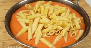 Rychlý a snadný recept: Makaróny ve smetanové rajčatové omáčce s lahodným sýrem Makaróny ve smetanové rajčatové omáčce se sýrem