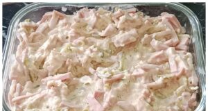 Rumcajs salát – jednoduchý domácí recept s okurkou, salámem a cibulí Rumcajs salát – jednoduchý domácí recept s okurkou, salámem a cibulí