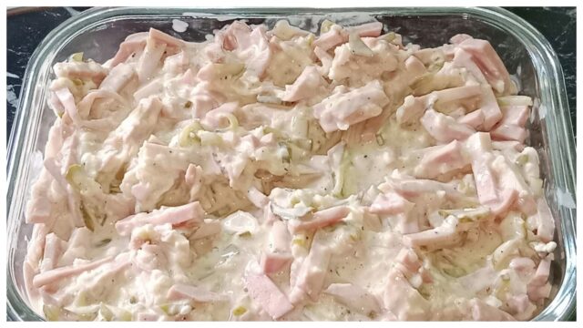 Rumcajs salát – jednoduchý domácí recept s okurkou, salámem a cibulí Rumcajs salát – jednoduchý domácí recept s okurkou, salámem a cibulí