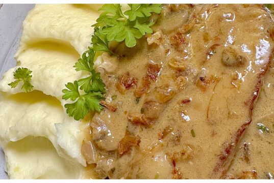 Kotlety na žampionech ve smetanové omáčce s bramborovou kaší