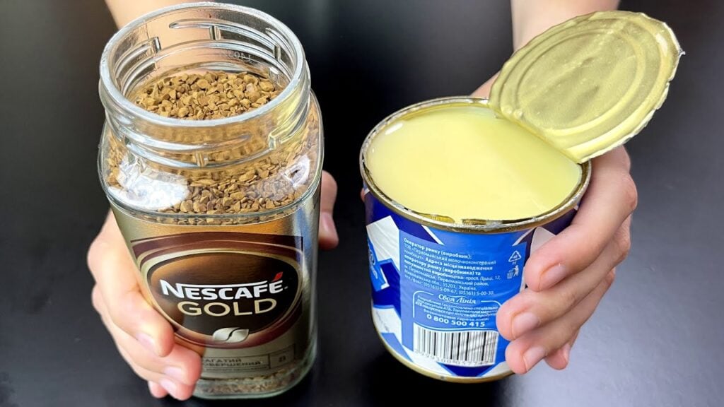 Báječný dezert s kondenzovaným mlékem s Nescafé, banánem, arašídy, sušenkami a kakaem